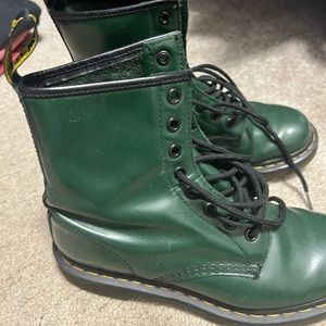 Dr. Martens, women’s size 7. Good condition, not new. Hunter green color.